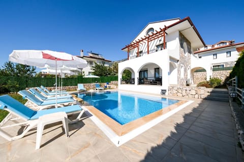 Property building, Patio, Day, Pool view, Swimming pool, sunbed