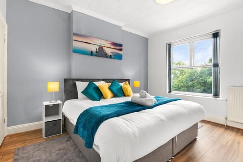 Photo of the whole room, Bedroom