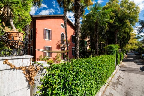 Property building, Facade/entrance, Garden