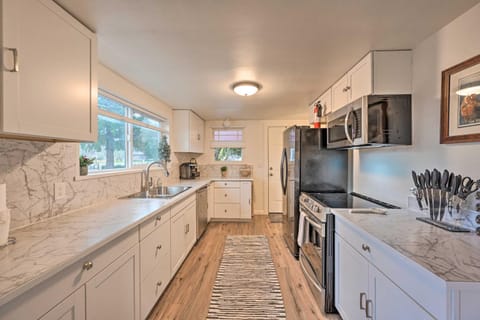 2-Acre Farmhouse in Redmond with Deck and Grill! House in Redmond