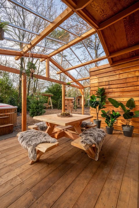 Garden, Hot Tub, Dining area