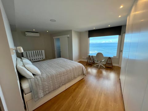 Photo of the whole room, Sea view