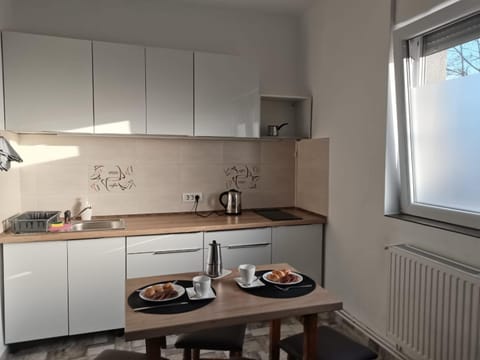 Coffee/tea facilities, Kitchen or kitchenette, Dining area