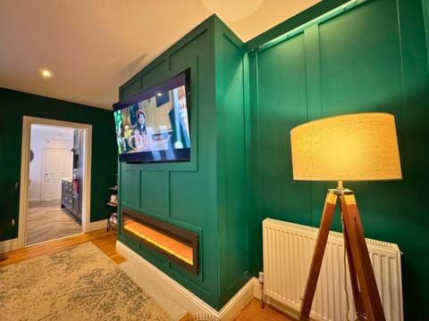 Communal lounge/ TV room, TV and multimedia, Kitchen or kitchenette, fireplace, kitchen