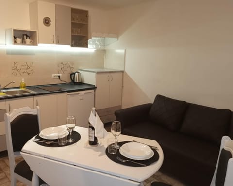 Seating area, Dining area, kitchen