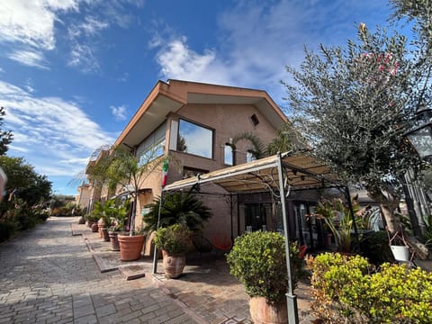 Property building, Spring, Day, Neighbourhood, Garden, Garden view, Street view