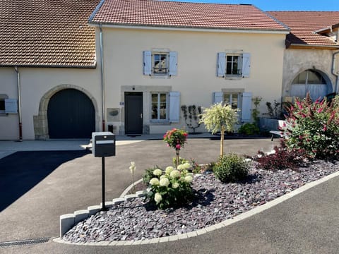 Property building, Day, Garden, Parking