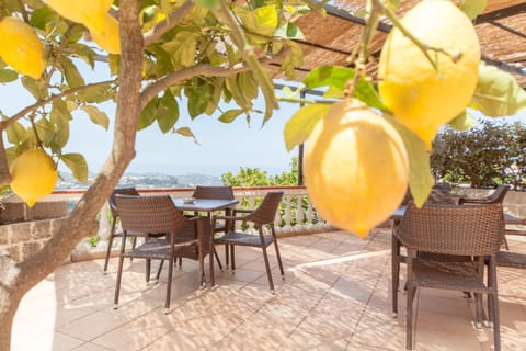 Restaurant/places to eat, Balcony/Terrace, Lounge or bar