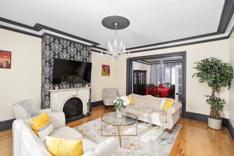 Communal lounge/ TV room, TV and multimedia, Living room, Seating area, Evening entertainment