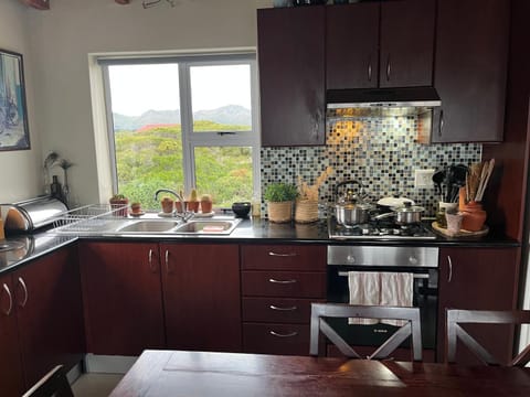 Coffee/tea facilities, Kitchen or kitchenette, Dining area, stove