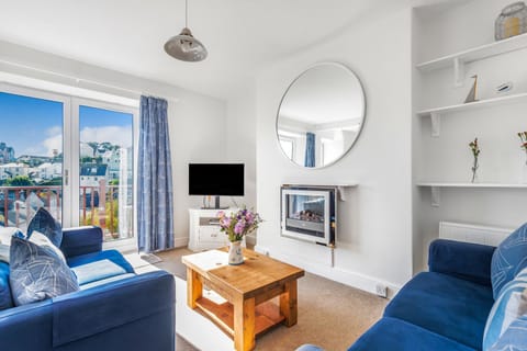 Communal lounge/ TV room, TV and multimedia, Living room, Seating area, Evening entertainment