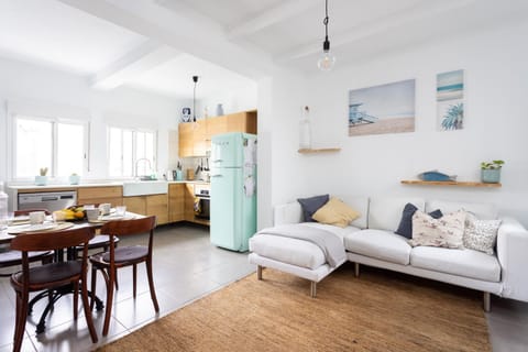 TV and multimedia, Coffee/tea facilities, View (from property/room), Kitchen or kitchenette, Living room, Seating area, Dining area, dishwasher, kitchen
