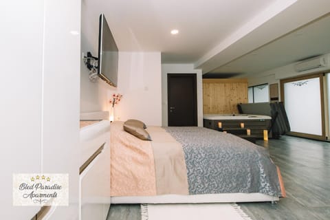 Bed, Living room, Spa and wellness centre/facilities