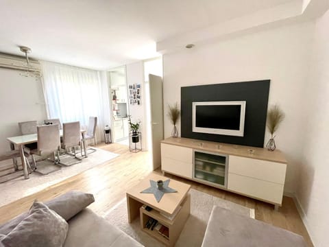 TV and multimedia, Living room, Seating area, Evening entertainment