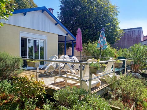 Property building, Patio, Day, Garden, Garden view, sunbed