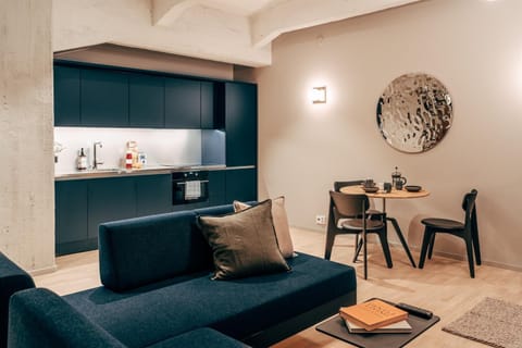 Kitchen or kitchenette, Living room, Seating area, Dining area, kitchen