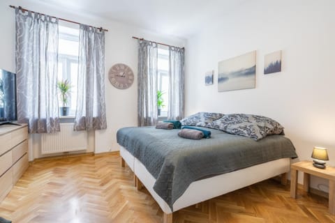 Bed, Bedroom, Quiet street view
