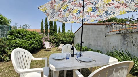 Property building, Day, Garden, Dining area, Garden view