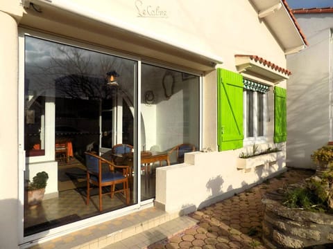 Property building, Patio, Day, Garden, View (from property/room), Dining area
