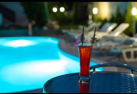 Swimming pool, Drinks, Alcoholic drinks