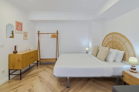 Bed, Photo of the whole room, Decorative detail, Bedroom