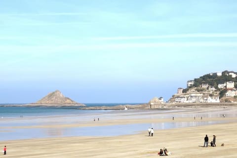Les Bains - Studio Vue Mer Latérale - Balcon - Plage au Pied - Val-André Apartment in Brittany