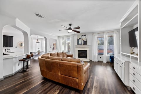 TV and multimedia, Living room, Seating area, Evening entertainment, fireplace