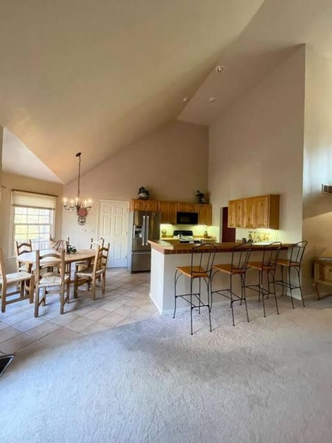 NEW Contemporary Chalet 5 Bed/3 Bath in Split Rock Chalet in Kidder Township