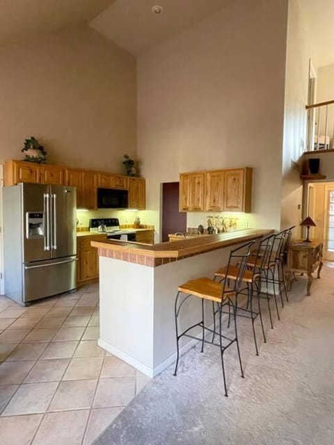 NEW Contemporary Chalet 5 Bed/3 Bath in Split Rock Chalet in Kidder Township