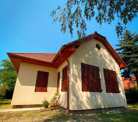 Property building, Facade/entrance, Garden