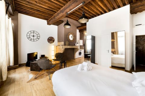 Bed, Living room, Photo of the whole room, Seating area, Bedroom, towels