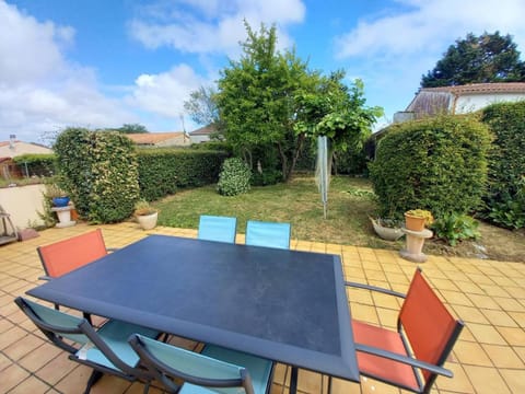 Patio, Day, Garden, Dining area, Garden view