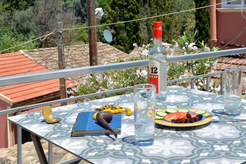 Patio, Day, Balcony/Terrace, Food and drinks, Dining area