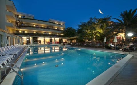 Property building, Day, Swimming pool, Swimming pool