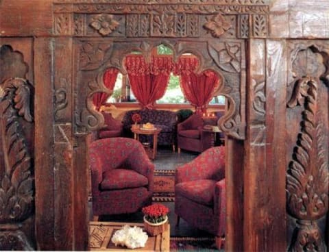 Photo of the whole room, Decorative detail