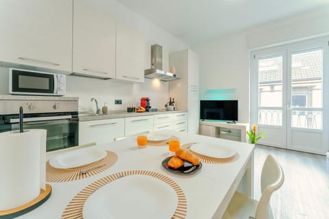 TV and multimedia, Kitchen or kitchenette, Food and drinks, Dining area, Food, dishwasher, oven, pet friendly, stove