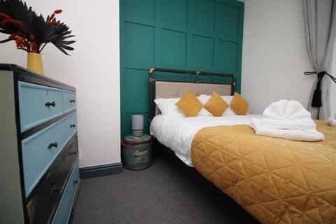 Junctions Way by Tŷ SA -3 bed in Newport Bed and Breakfast in Newport