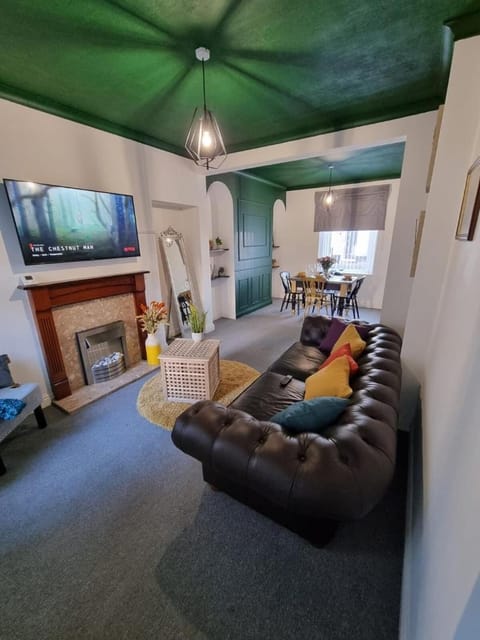 Junctions Way by Tŷ SA -3 bed in Newport Bed and Breakfast in Newport