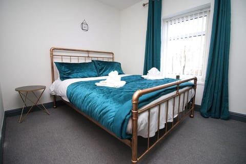Junctions Way by Tŷ SA -3 bed in Newport Bed and Breakfast in Newport