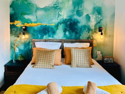 Bed, Bedroom, towels
