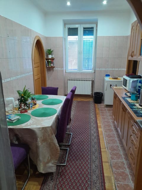 Kitchen or kitchenette, Dining area, stove