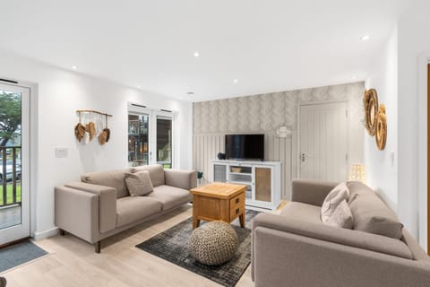 Communal lounge/ TV room, TV and multimedia, Living room, Seating area, Evening entertainment