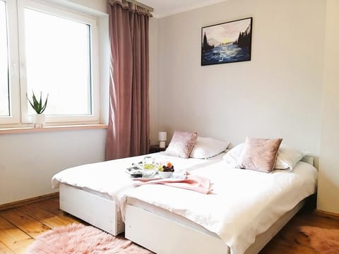 Bed, View (from property/room), Photo of the whole room, Decorative detail, Bedroom, Food, towels