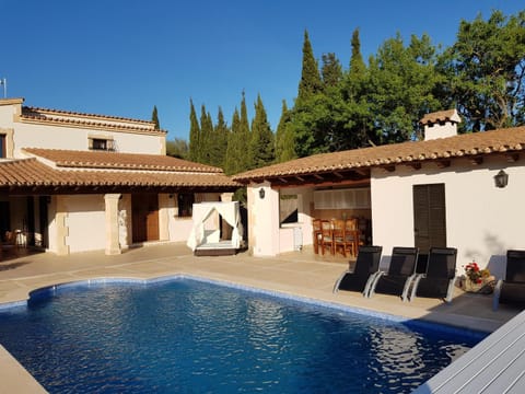 Property building, Bed, BBQ facilities, Dining area, Pool view, sunbed
