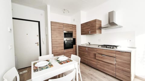 Coffee/tea facilities, Kitchen or kitchenette, Dining area