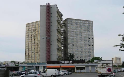 APPARTEMENT F3 -PLAISIR MOINS CHER - Jusqu'a 8Personnes Apartment in Île-de-France