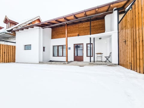 Property building, Facade/entrance, Winter