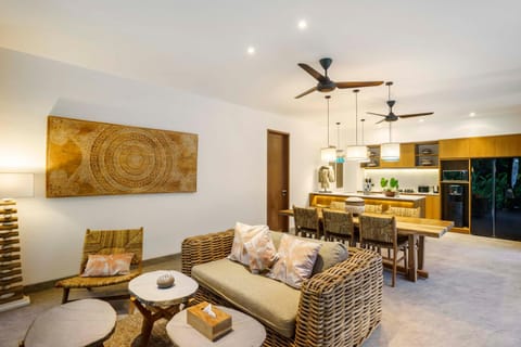 Kitchen or kitchenette, Living room, Seating area, Dining area