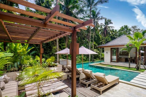 Property building, Day, Garden, Garden view, Pool view, Swimming pool, sunbed