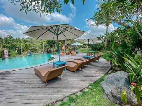 Swimming pool, sunbed